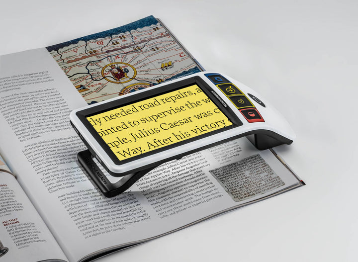 Mit der elektronischen Lupe ESCHENBACH smartlux DIGITAL lassen sich Texte in verschiedenen Farbkombinationen darstellen.