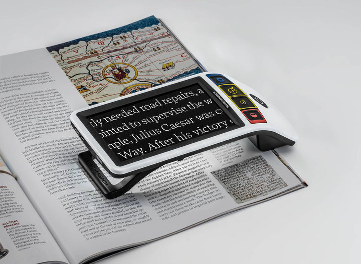 Die elektronische Lupe Smartlux DIGITAL von ESCHENBACH kann den Text u.a. weiß auf schwarzem Hintergrund darstellen.