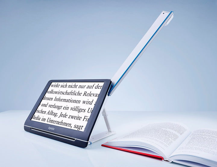 Mit dem 10-Zoll-Bildschirm und der ganzseitigen Text-to-Speech-Funktion bietet die elektronische Lupe Compact 10 HD Speech von Optelec alle Vorteile eines Bildschirmlesegerätes, jedoch in einem mobilen und komfortablen Design; VisiAid - Sehhilfen.