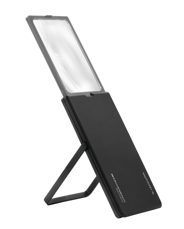 Taschenlupe easypocket XL, 6D in schwarz mit Ständer; VisiAid - Sehhilfen.