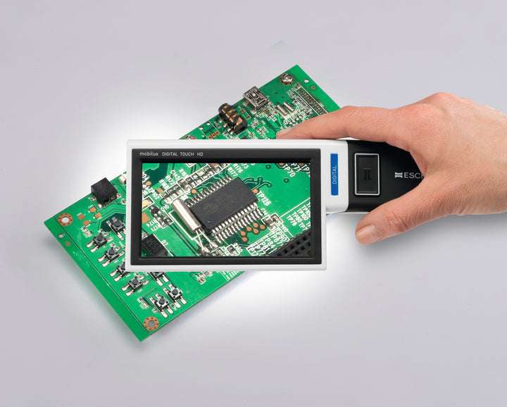 Die elektronische Lupe mobiluxDIGITAL touch HD von ESCHENBACH eignet sich zum arbeiten; VisiAid - Sehhilfen.