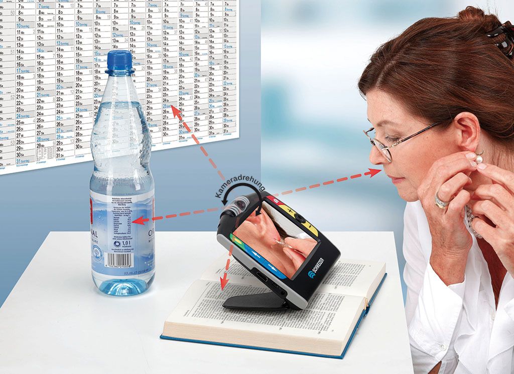 Die elektronische Lupe eMag 70 HD von SCHWEIZER Optik ist eine portable elektronische Großflächenlupe mit der einzigartigen drehbaren Kamera für unterschiedliche Einsatzmöglichkeiten und der Relaxed-Reading-Funktion; VisiAid - Sehhilfen.